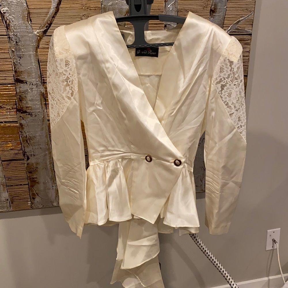 Vintage David Rose blouse
off-white/ivory lace size M in GUC